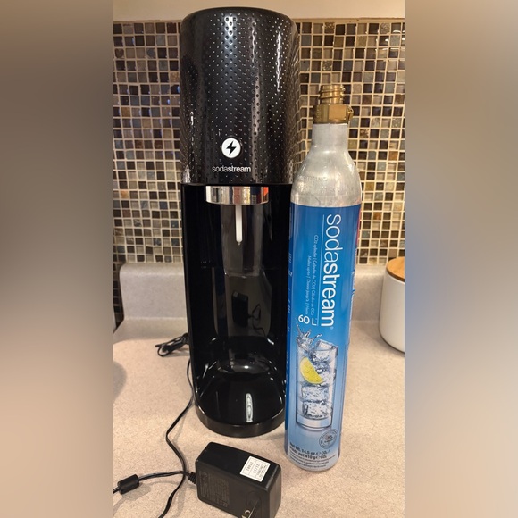 SodaStream One Touch Electric Sparkling Water Maker Bundle (Black) with CO2 - Picture 8 of 8